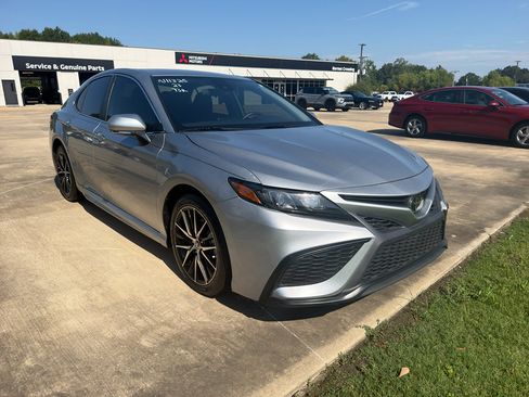 Used 2023 Toyota Camry SE FWD image 3