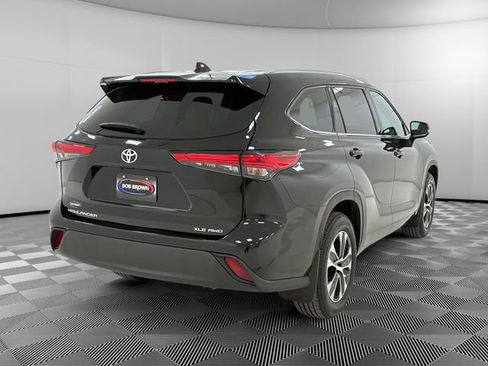 Used 2022 Toyota Highlander XLE AWD/4WD image 5