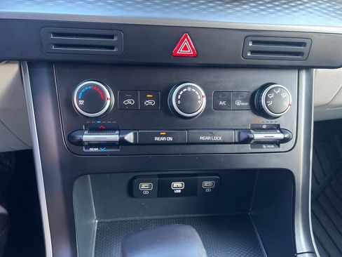 Certified 2024 Kia Carnival LX image 51