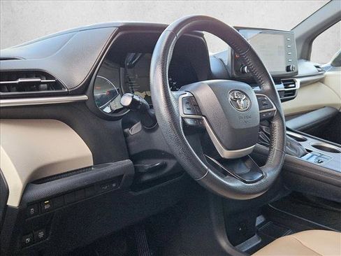 Used 2022 Toyota Sienna XLE image 10