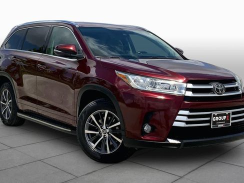 Used 2017 Toyota Highlander XLE FWD image 3