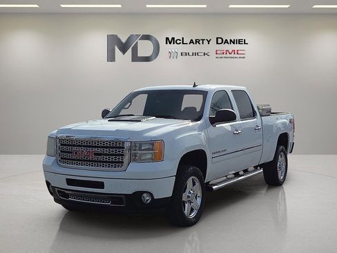 Used 2014 GMC Sierra 2500 Denali w/ Suspension Package, Off-Road image 2