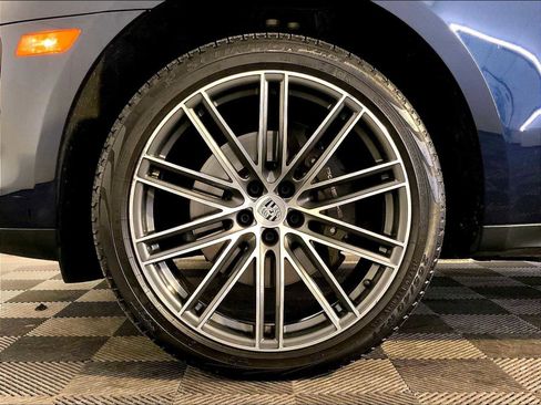 Certified 2023 Porsche Macan image 11