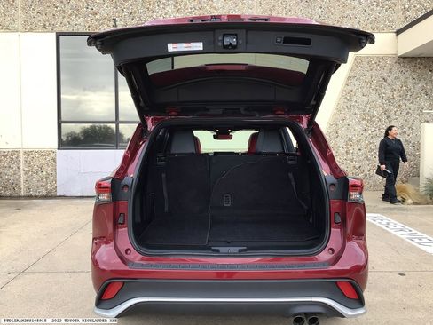 Used 2022 Toyota Highlander XSE image 17