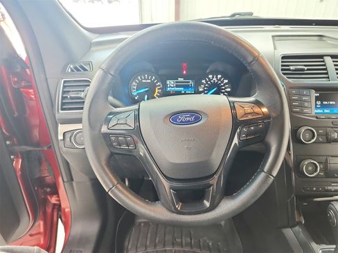 Used 2018 Ford Explorer XLT image 22