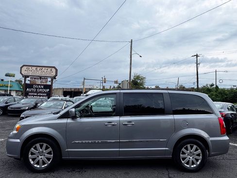 Used 2014 Chrysler Town & Country Touring FWD image 3