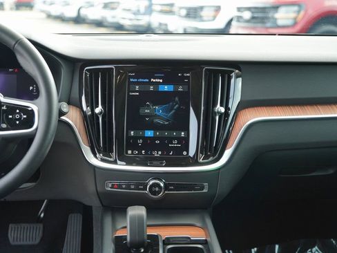 Used 2024 Volvo V60 B5 Cross Country Plus image 12