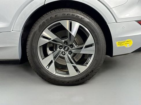 Used 2022 Audi e-tron Premium w/ Convenience Plus Package image 34