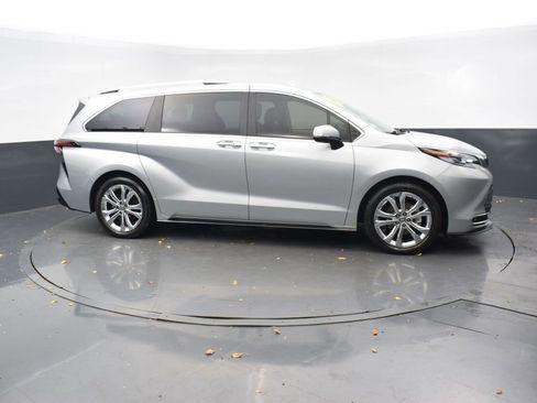Used 2023 Toyota Sienna Platinum image 7