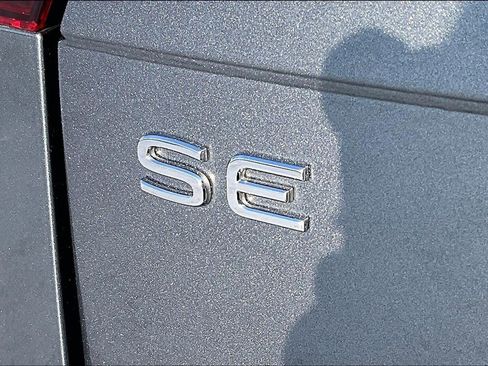 Used 2023 Volkswagen Tiguan SE w/ Panoramic Sunroof Package image 10