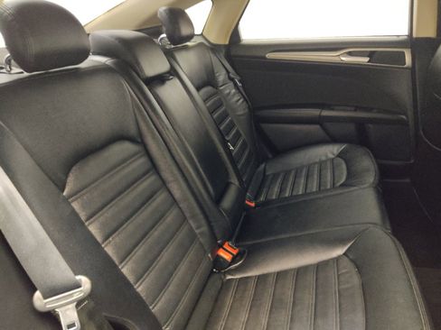 Used 2019 Ford Fusion SE FWD image 19
