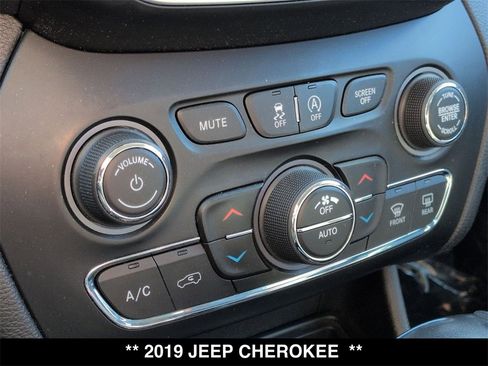 Used 2019 Jeep Cherokee Trailhawk w/ Cold Weather Group image 8