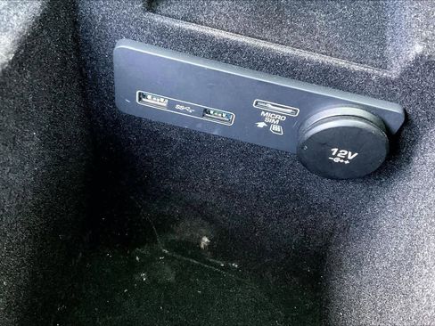 Used 2019 Jaguar F-PACE Premium image 35