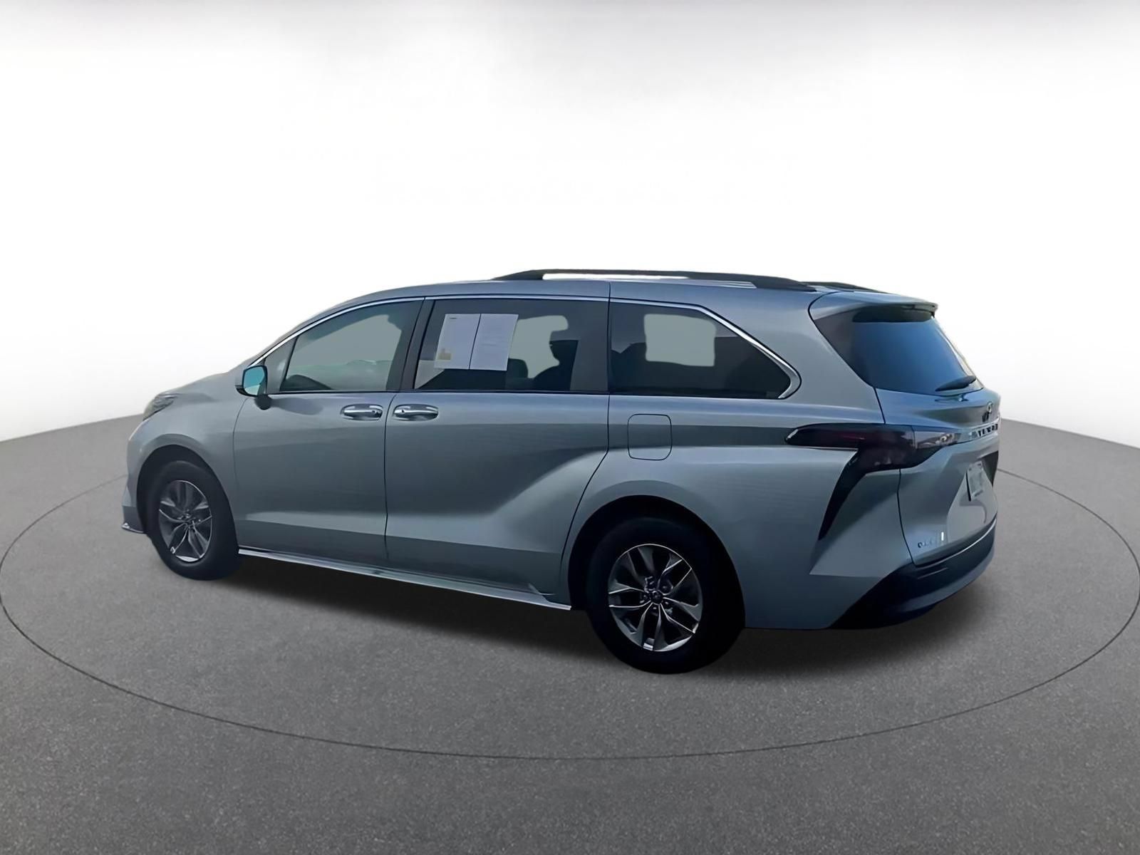 Used 2025 Toyota Sienna XLE FWD image 3