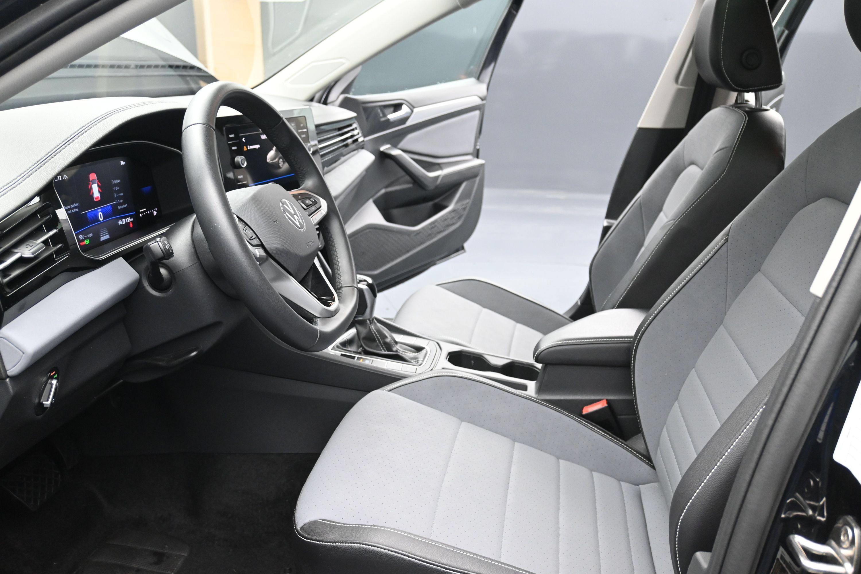 Used 2026 Volkswagen Jetta SE FWD image 23