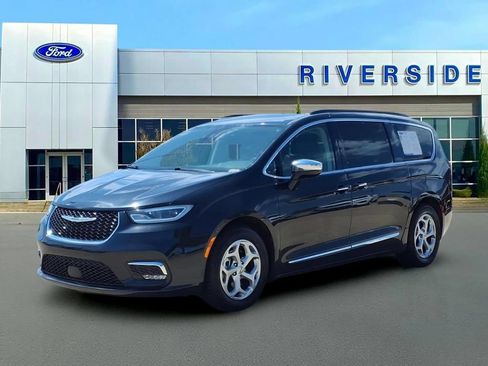 Used 2023 Chrysler Pacifica Limited FWD image 3