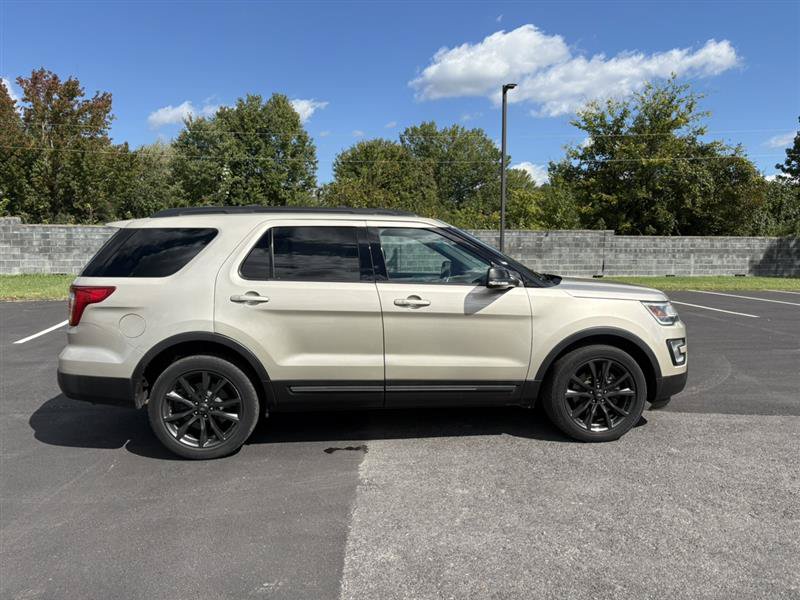Used 2017 Ford Explorer XLT w/ Equipment Group 202A AWD/4WD image 6