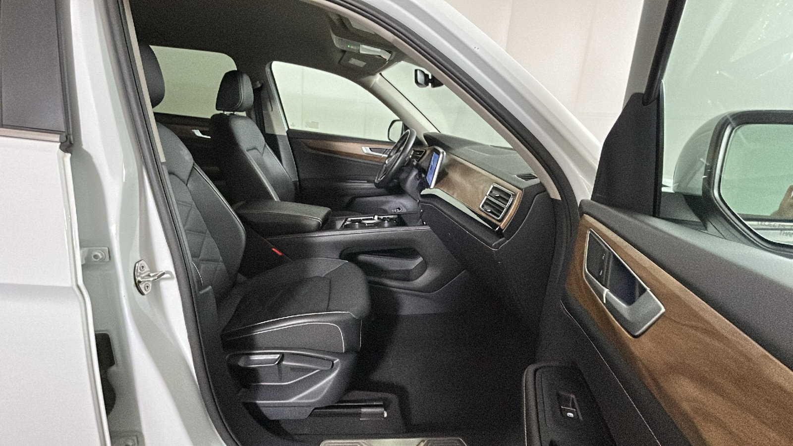 Used 2025 Volkswagen Atlas SE AWD/4WD image 34