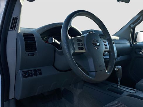 Used 2015 Nissan Frontier SV image 10