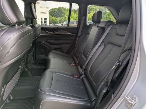 Used 2024 Jeep Grand Cherokee Limited w/ Luxury Tech Group II AWD/4WD image 17