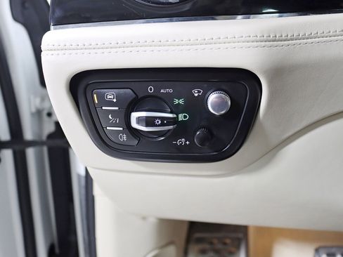 Used 2017 Bentley Bentayga image 17