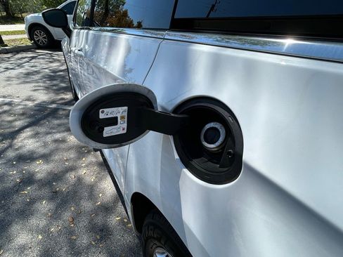 Certified 2023 Chrysler Pacifica Touring-L FWD image 42