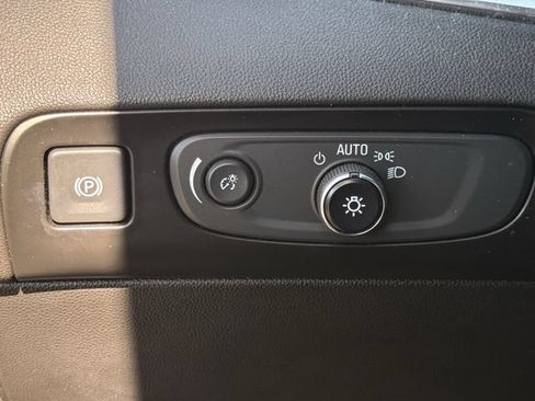Used 2018 Buick Enclave Premium w/ Experience Buick Package FWD image 23