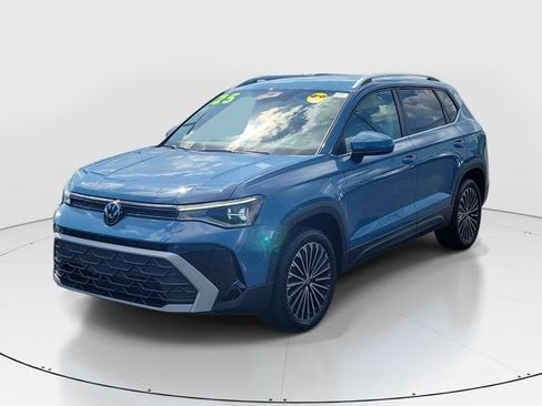 Certified 2025 Volkswagen Taos SE FWD image 27