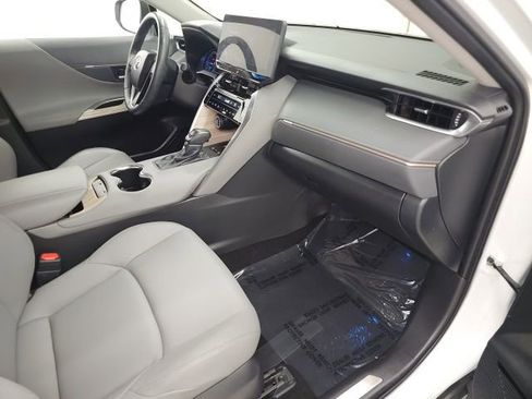 Used 2024 Toyota Venza XLE image 37