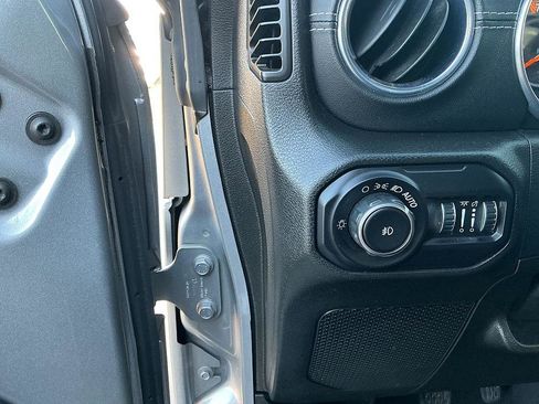 Used 2018 Jeep Wrangler Unlimited Sahara image 15