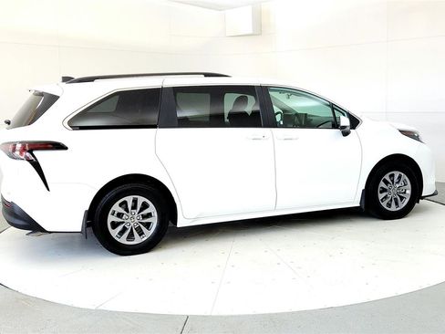 Used 2025 Toyota Sienna LE AWD/4WD image 6