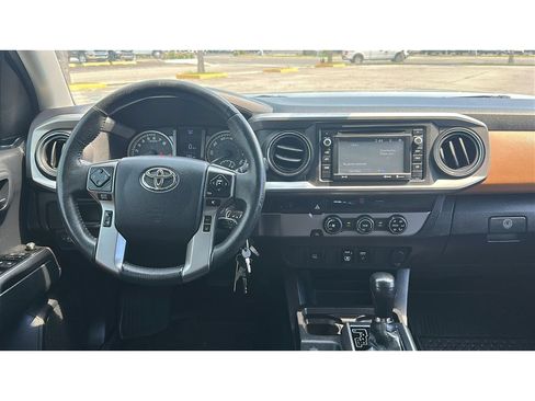 Used 2018 Toyota Tacoma SR5 RWD image 22