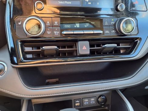 Used 2022 Toyota Highlander XLE FWD image 10