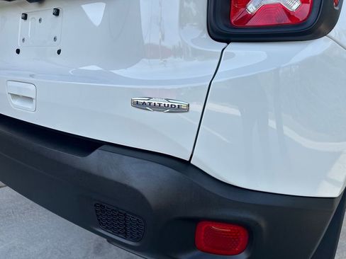 Used 2019 Jeep Renegade Latitude AWD/4WD image 8