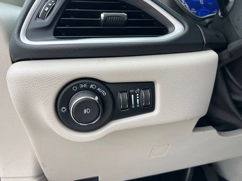 Used 2023 Chrysler Pacifica Touring-L FWD image 21