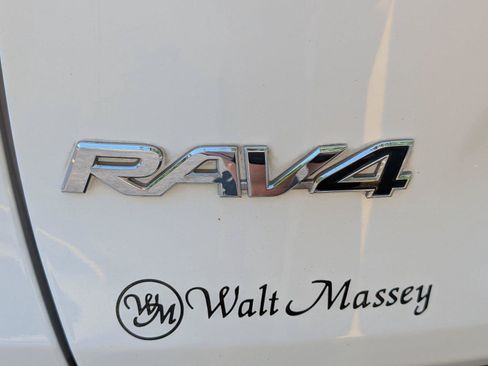 Used 2019 Toyota RAV4 LE FWD image 6