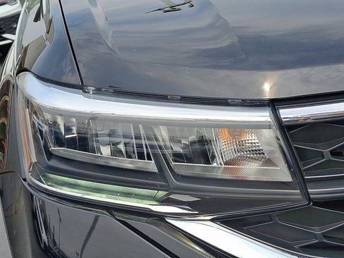 Used 2024 Volkswagen Taos SE image 9