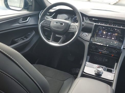 New 2025 Jeep Grand Cherokee Altitude image 12