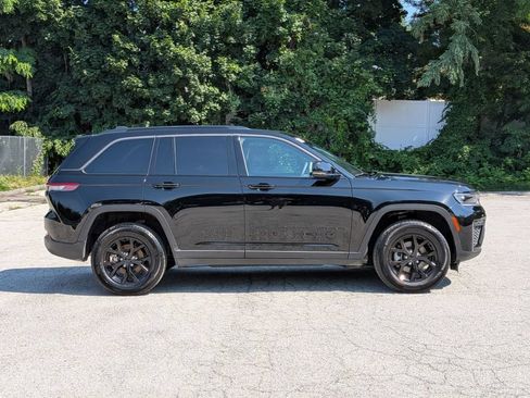 Used 2026 Jeep Grand Cherokee Altitude AWD/4WD image 2