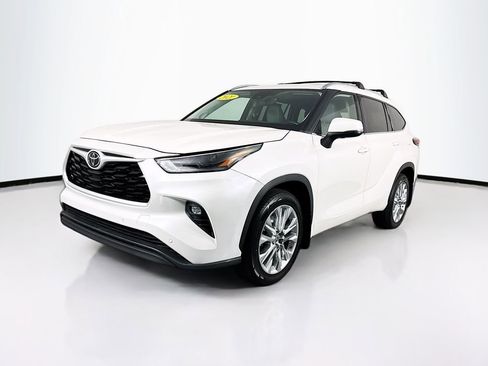 Used 2021 Toyota Highlander Limited image 3