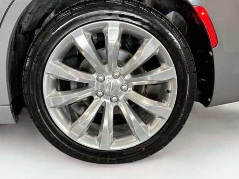 Used 2019 Chrysler 300 Touring w/ Chrome Appearance Package RWD image 33