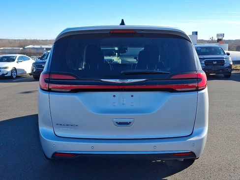 Certified 2024 Chrysler Pacifica Touring-L image 5