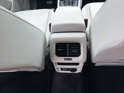 Used 2023 Volkswagen Tiguan SE w/ Panoramic Sunroof Package image 25