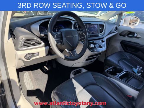 Used 2020 Chrysler Pacifica Touring-L image 15