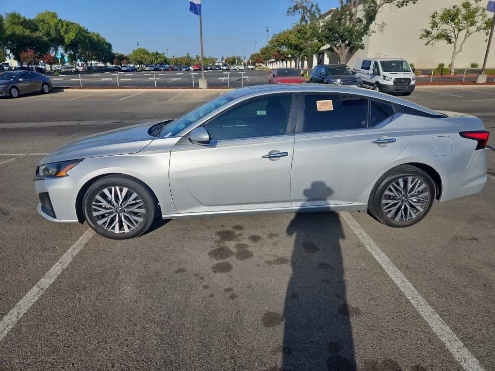 Used 2023 Nissan Altima 2.5 SV w/ SV Premium Package FWD image 4