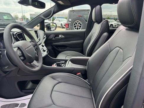 New 2027 Chrysler Pacifica Limited FWD image 9
