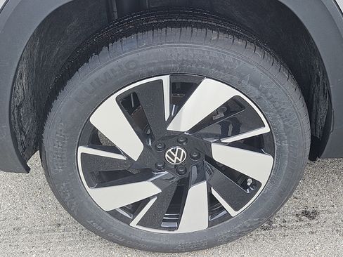 New 2026 Volkswagen Atlas Cross Sport SE image 3