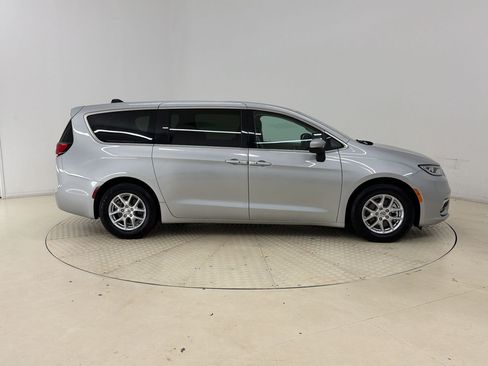 Used 2023 Chrysler Pacifica Touring-L FWD image 8