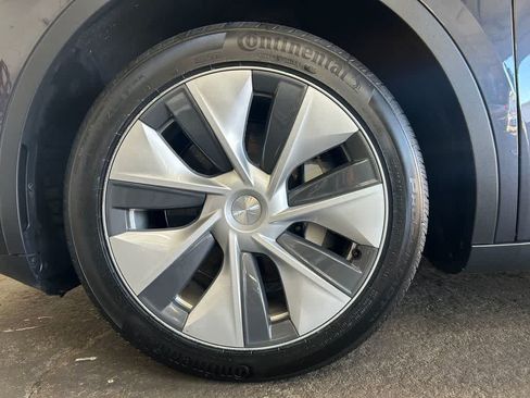 Used 2024 Tesla Model Y Long Range RWD image 8