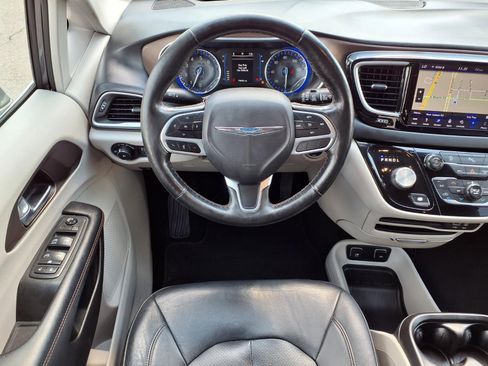 Used 2019 Chrysler Pacifica Touring-L FWD image 13